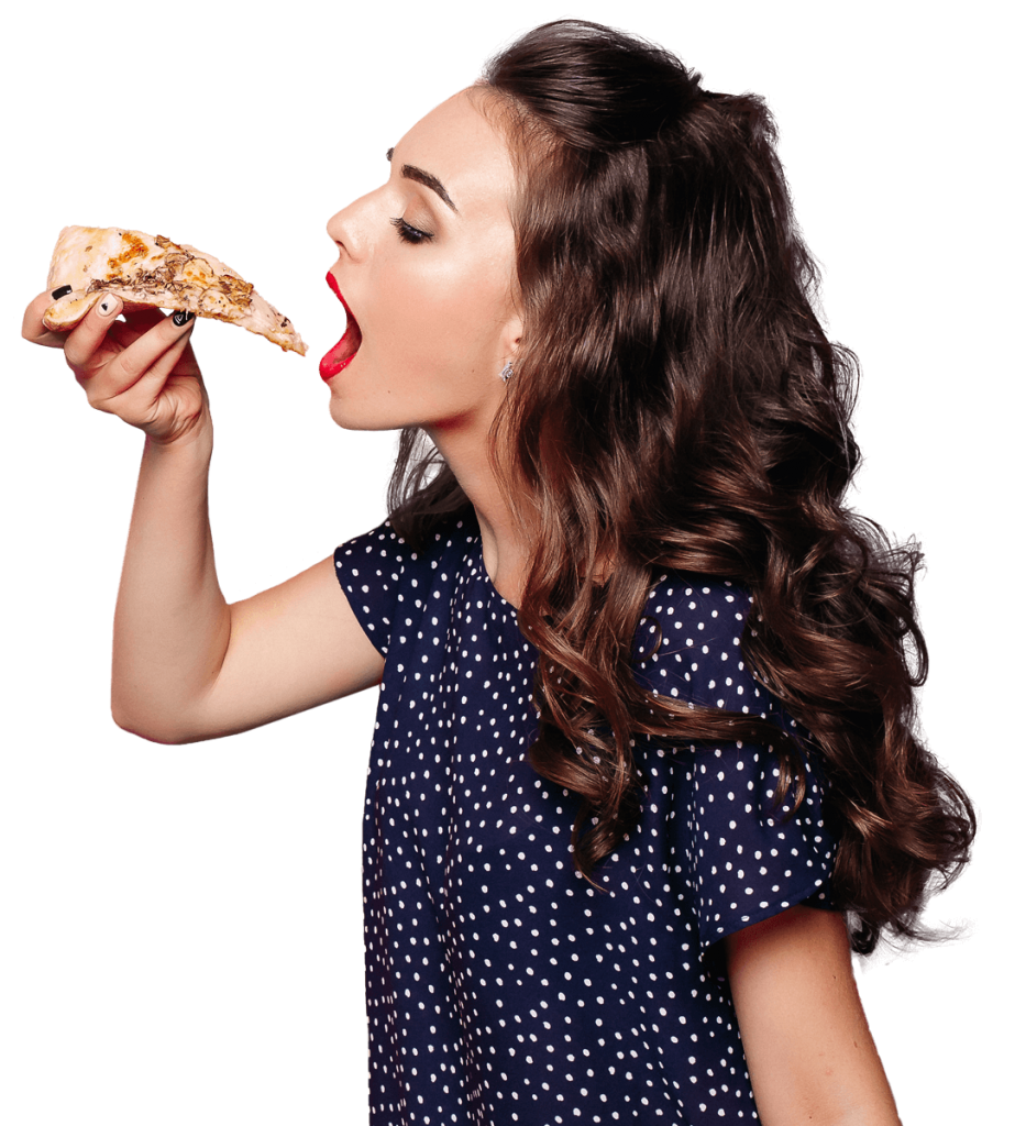 Junge Frau mit einem Stück Pizza in der Hand